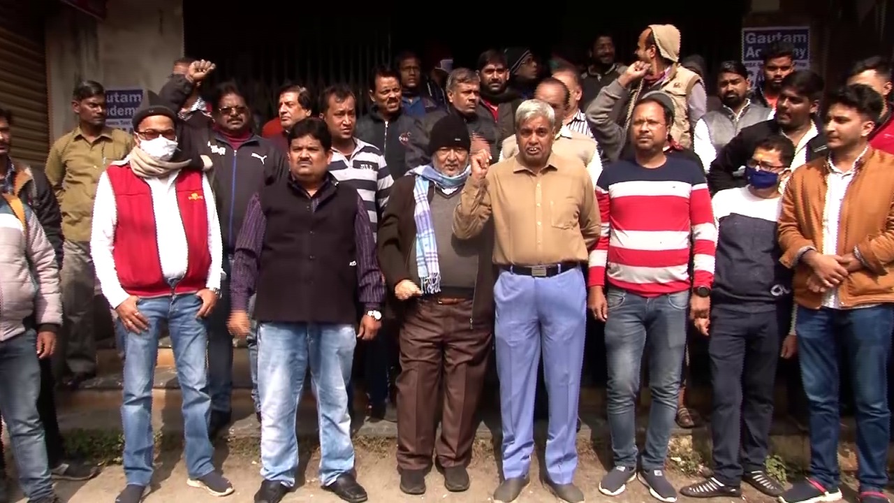 सड़क पर उतरे धनबाद के कपड़ा कारोबारी, GST  बढ़ाने का कर रहे विरोध