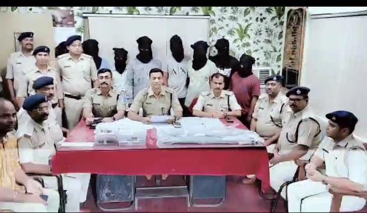 जमशेदपुर पुलिस ने अंतरराज्यीय गिरोह के 8 अपराधियों को दबोचा, आपराधिक घटना की कर रहे थे प्लानिंग, हथियार और शराब जब्त 