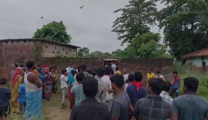 2 महीने तक पड़ी रही घर में लाश, दरवाजा खोलते ही महिला के उड़े होश, जानिए क्या है पूरा मामला !