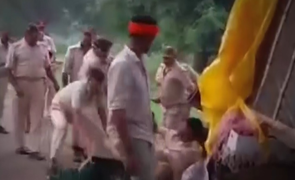 BSL के सुरक्षा में तैनात होमगार्ड जवानों ने सरेआम की फल विक्रेता की बेरहमी से पिटाई, देखिए VIDEO