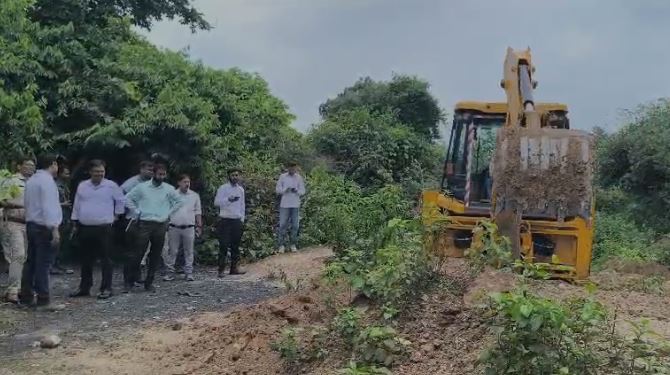 दुमका: एक्शन में खनन टास्क फोर्स, अवैध कोयला खदानों पर चला बुलडोजर