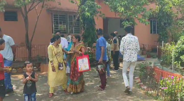 सरायकेला:पति और बेटे के हमलावर को देख शेरनी की तरह टूट पड़ी जमीन कारोबारी रॉकी की पत्नी, पीटने के बाद किया पुलिस के हवाले