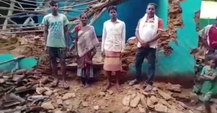 चक्रधरपुर में आधी रात तक तांडव मचाते रहे जंगली हाथी, 3 घरों को तोडा, एक घायल