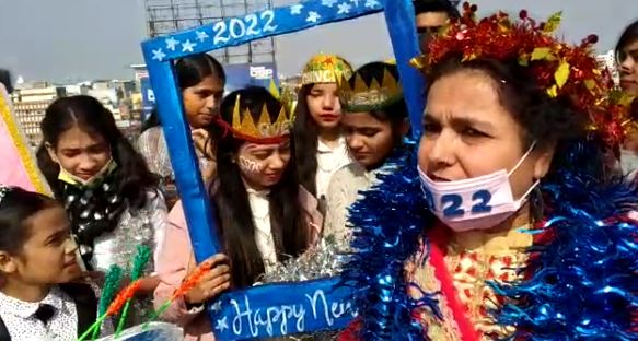 नये साल का जश्न शुरू, होटल,क्लब की जगह सोसाइटी में मना रहे जश्न