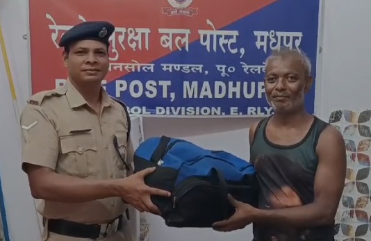 आरपीएफ ने यात्रियों के छूटे हुए सामान को लौटाया, पेश की ईमानदारी की मिसाल