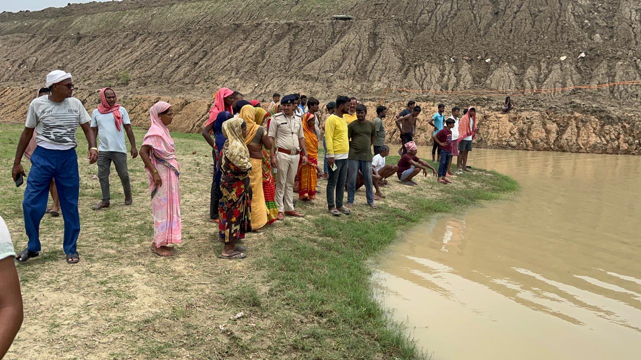 मोकामा में दर्दनाक हादसा, गड्ढे में खेल रहे मासूम की डूबने से मौत, शव की तलाश में जुटी NDRF की टीम
