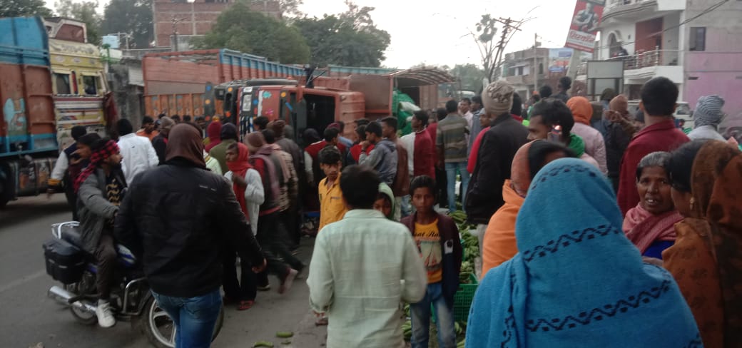 ट्रक और पिकअप की टक्कर में तीन मजदूरों की मौत, छह घायल