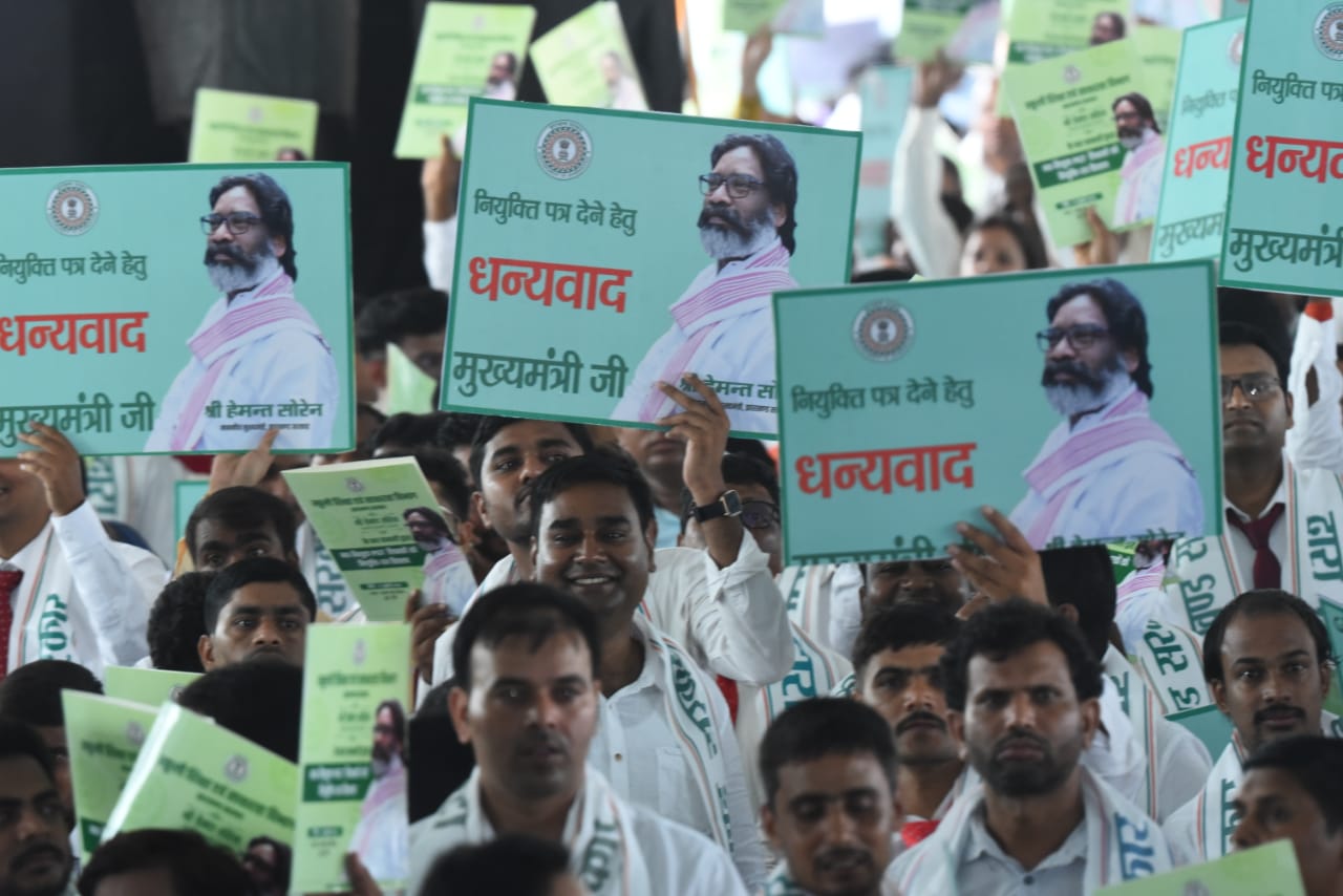 झारखंड में कैसे नौकरी हड़प रहे हैं लोग! दिव्यांग का हक मारकर बना शिक्षक, मामले का ऐसे हुआ पर्दाफ़ाश, देखिए वीडियो