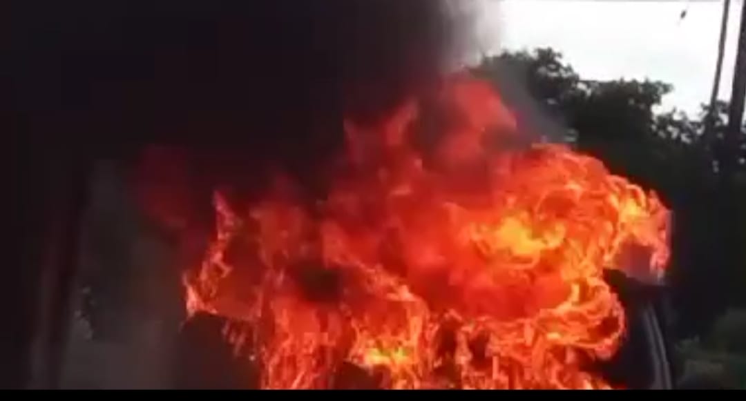 बच्चों की सुरक्षा से खिलवाड़ :भूली डिनोबिली के बच्चों की किस्मत अच्छी थी अन्यथा वैन में ही जल मरते