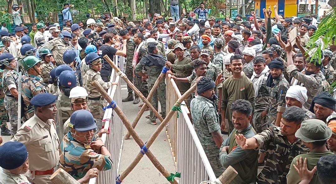टूट रहा सहायक पुलिस कर्मियों के सब्र का बांध, निकले थे राजभवन का घेराव करने, पुलिस ने बीच रास्ते ही रोका