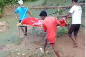 लातेहार: सड़क के अभाव में मरीज को कंधे पर ले जा रहे थे अस्पताल, बीच रास्ते में हुई मौत 