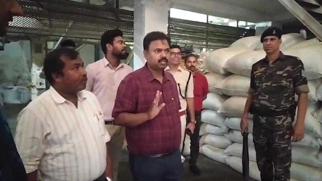 दुमका: बाबूपुर स्थित बाबा राइस मिल पर एसडीओ के नेतृत्व में छापेमारी, राइस मिल के बिजली घर को किया गया सील