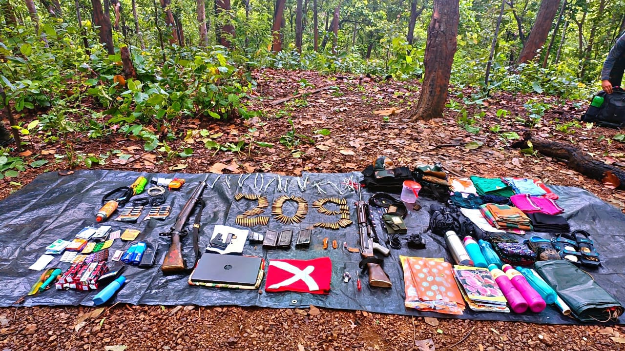 CHAIBASA: सारंडा में एक करोड़ के इनामी नक्सली पतिराम के दस्ते के साथ मुठभेड़, भारी मात्रा में गोला-बारूद बरामद