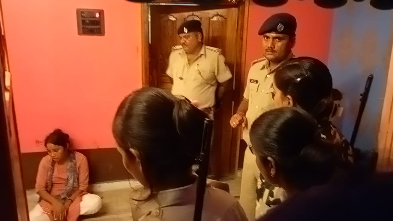 Bihar News:हाथों की नस काट घंटों प्रेमी के दरवाजे पर बैठी रही प्रेमिका, बहता रहा खून और पीटती रही पुलिस, पढ़ें फिर क्या हुआ