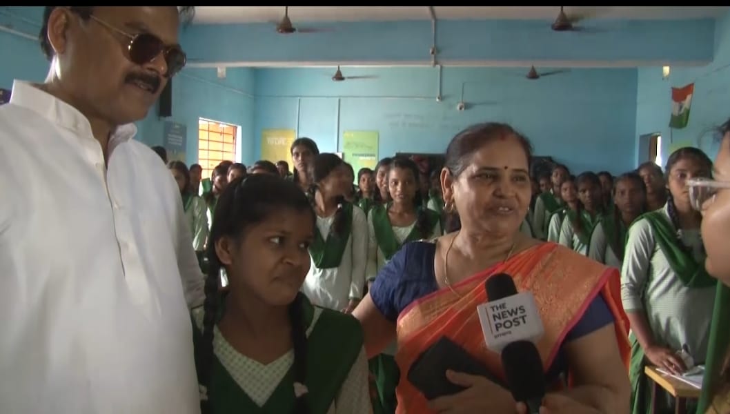 DHANBAD : यह बच्ची न बोल पाती है, न सुन पाती है फिर भी स्कूल में है सबसे प्रिय