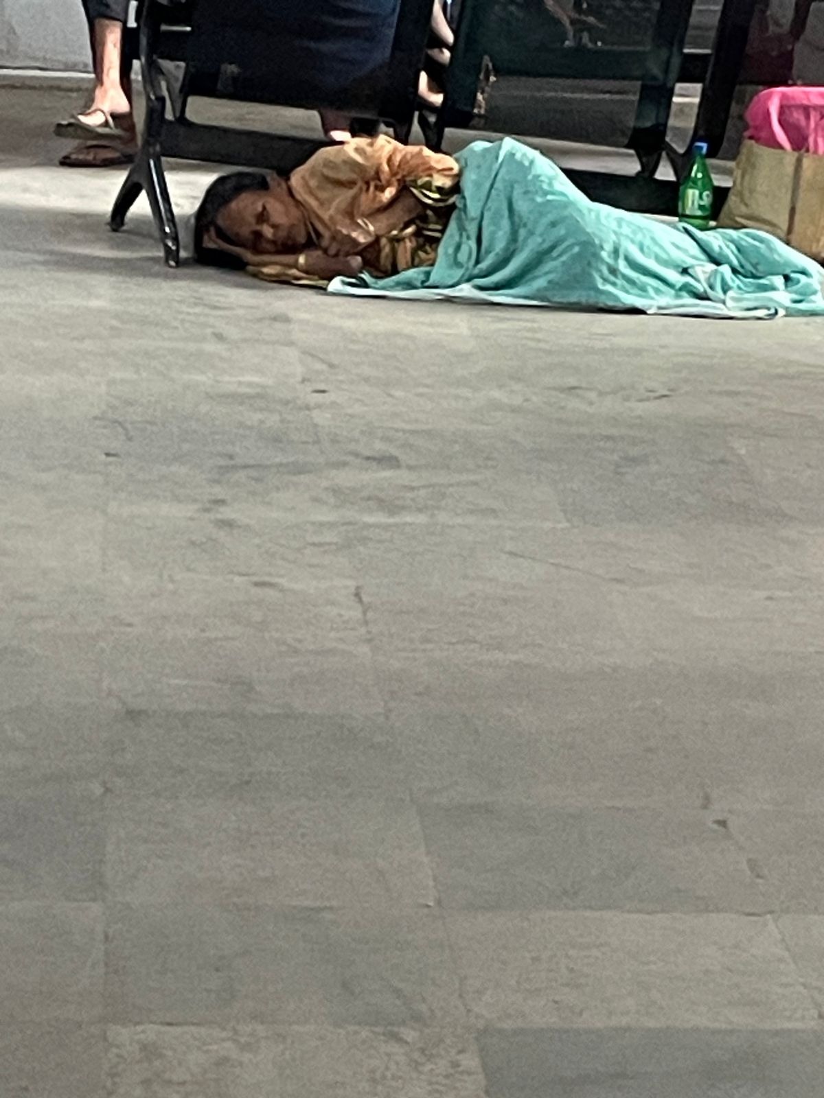 यह अभागी मां तो शायद यही कह रही है -'अबला जीवन हाय तुम्हारी यही कहानी, आंचल में है दूध और आंखों में पानी'