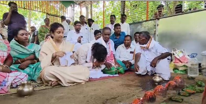  CM HEMANT AT PAARSANATH:मरांगबुरू दिशोम मांझी थान में हेमंत ने कल्पना संग की पूजा अर्चना,चुनाव में जीत दर्ज कराने को लेकर मांगा आशीर्वाद