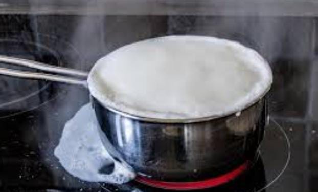 पलक झपकते ही पतीले से दूध उबलकर आ जाता है बाहर, तो ना लें टेंशन अपनाएं ये 5 स्मार्ट टिप्स