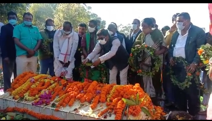 शहीदों को सीएम ने दी श्रद्धांजलि, 16 करोड़ से बनेगा शहीद पार्क