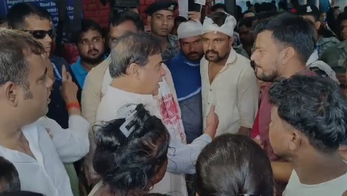 Jharkhand: असम के मुख्यमंत्री ने घायल पलिसकर्मियों से की मुलाकात,  कहा- हेमंत सरकार को पूरी करनी चाहिए इनकी मांगे