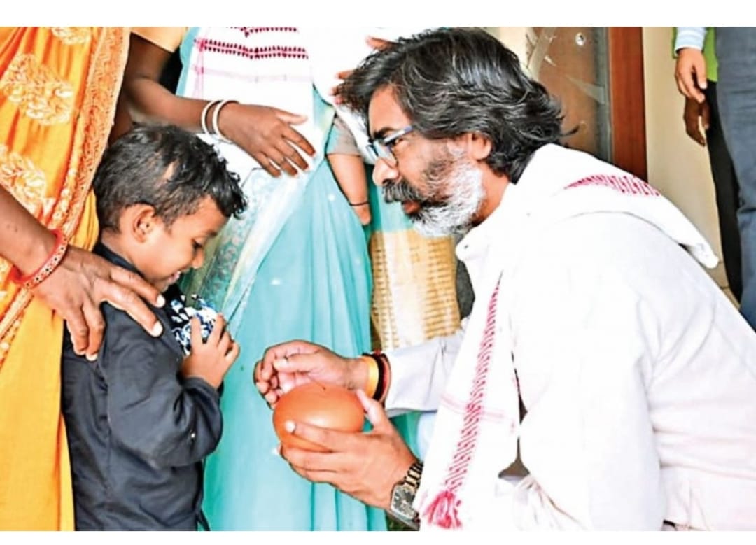 आखिर क्या हुआ कि बच्चे का गुल्लक हाथ में आते ही मुख्यमंत्री हेमंत सोरेन की आंखे भर आई!