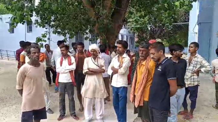 कैमूर में दर्दनाक सड़क हादसा :अनियंत्रित बाइक गड्ढे में पलटने से दो लोगों की दर्दनाक मौत, परिजनों में मचा कोहराम