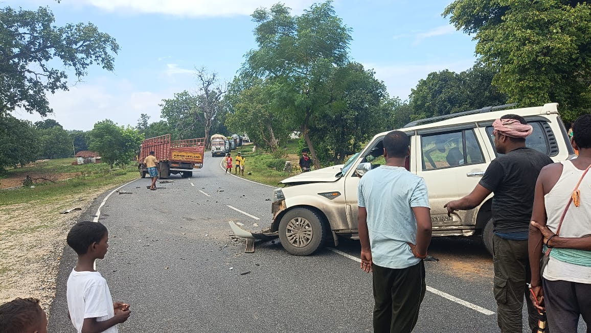 रांची पुलिस की गाड़ी ट्रक से टकराई, स्कॉर्पियो के उड़े परखच्चे, चार पुलिस कर्मी समेत अभियुक्त घायल, देखिए वीडियो  