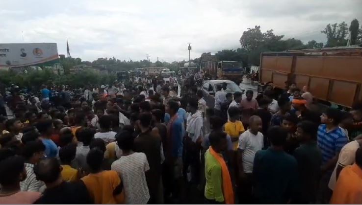 बोकारो : दो बाइक की आमने-सामने की टक्कर में एक की मौत, मुआवजे की मांग को लेकर स्थानीय लोगों ने किया एनएच 320 जाम