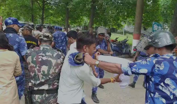 भागलपुर यूनिवर्सिटी में प्रदर्शन कर रहे छात्रों पर पुलिस ने किया लाठी चार्ज, शिक्षकों के खिलाफ कर रहे थे कार्रवाई की मांग 