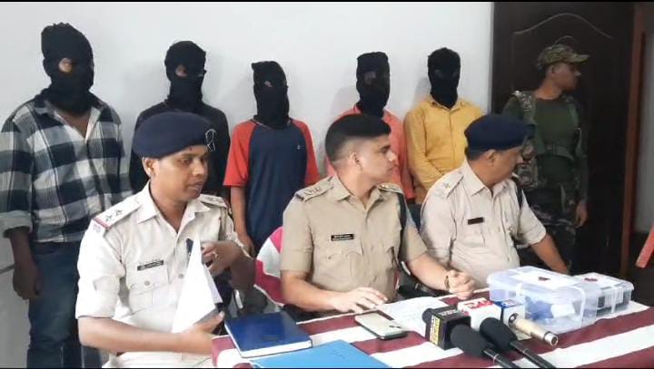 सरायकेला: तिरुलडीह पुलिस ने 10 लाख रंगदारी मांगने वाले 5 आरोपियों को किया गिरफ्तार, लूट की योजना बनाते वक्त दबोचा