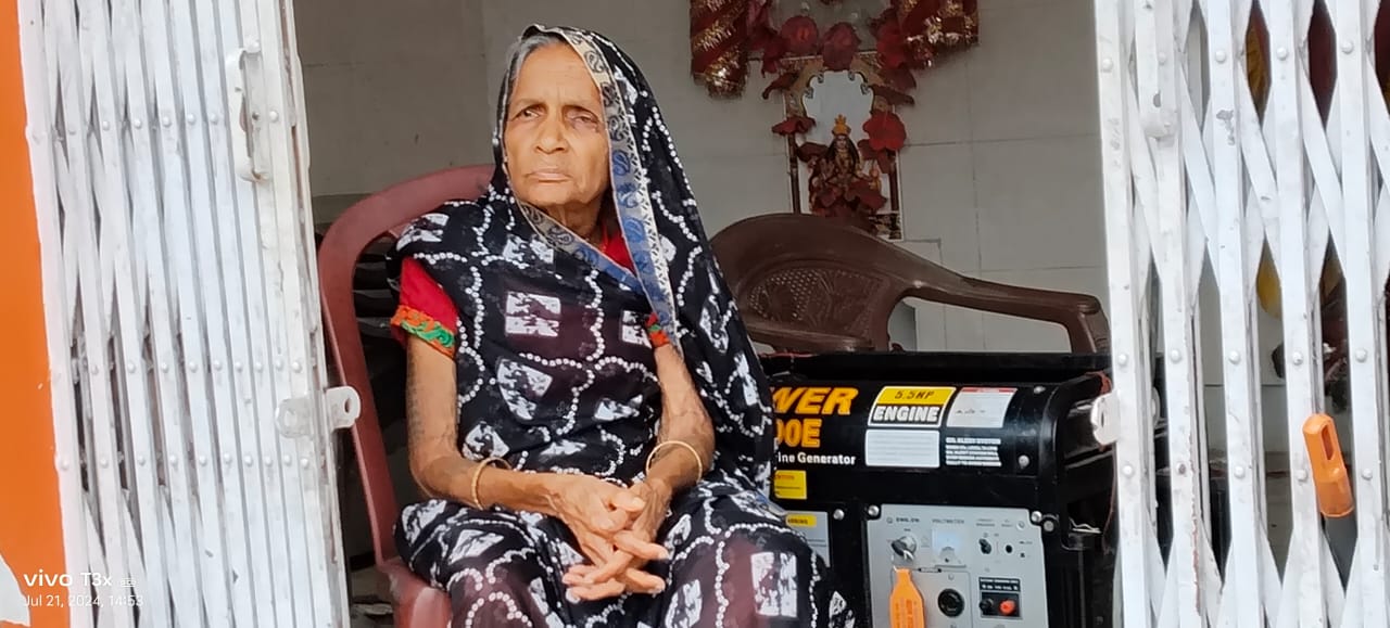 तीन -तीन बेटे रहने के बाद भी 84 वर्षीय वृद्ध महिला गांव के मंदिर में रहने को हुई मजबूर, जानिए पूरी कहानी