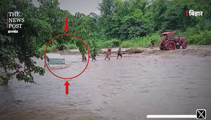 अचानक नदी में आई बाढ़ और फंस गई नौ लोगों से भरी बोलेरो, देखिए खौफनाक मंज़र का वीडियो  