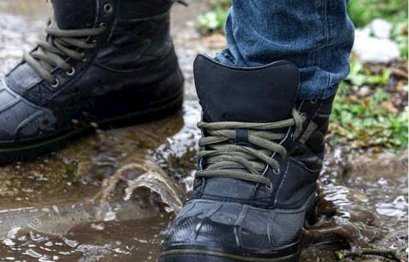 बरसात के दिनों में जूते सुखाने में हो रही है परेशानी तो अपनाये ये तीन आसान टिप्स, 15 मिनट में सूख जायेगा जूता