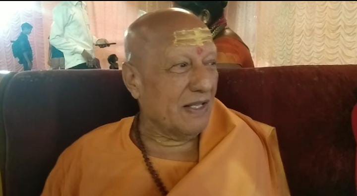 गुजरात के रहनेवाले स्वामी जी बाबानगरी में कर रहे हैं शिव भक्तों की सेवा, पूरे महीने भक्तों की सेवा का लिया संकल्प