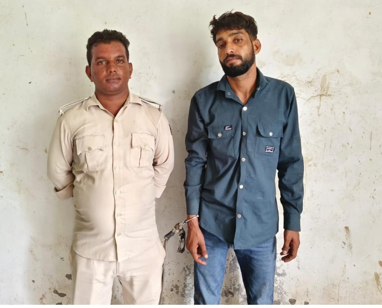 CrimeE Alert! बिहार पुलिस की बड़ी कार्रवाई : राजस्थान से पकड़ा गया लॉरेंस बिश्नोई गैंग का गुर्गा, झारखंड का कुख्यात गैंगेस्टर अमन साहू और बिश्नोई का कनेक्शन आया सामने