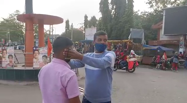 एसपी और 4 जवान के कोरोना पॉजिटिव के बाद जागरूकता अभियान चला रहे पुलिस अधिकारी