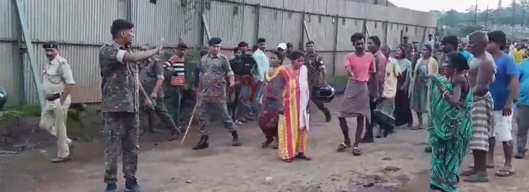 धनबाद के लोदना में भारी बवाल,वाहनों को किया गया आग के हवाले,हालात पर काबू का पुलिस कर रही कोशिश