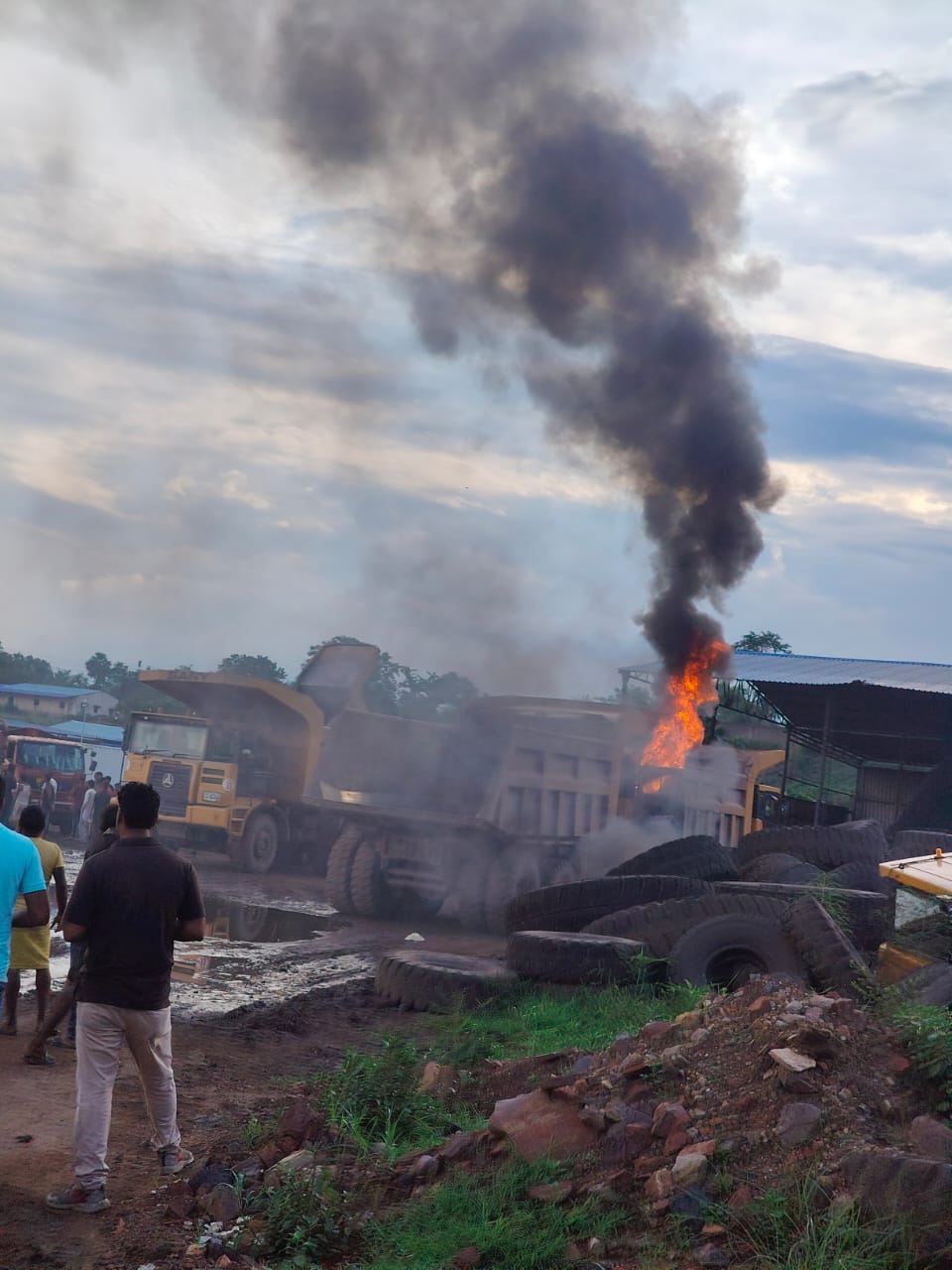 धनबाद का लोदना विवाद: हालात इतने बिगड़ गए थे कि काबू करने में पुलिस और विधायक के छूटे पसीने