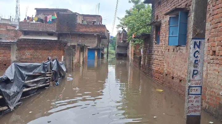 जमशेदपुर:नाले के रास्ते बागबेड़ा के 200 घरों में घुसा बरसात का पानी, बीमारी फैलने की बढ़ी आशंका, प्रशासन मौन