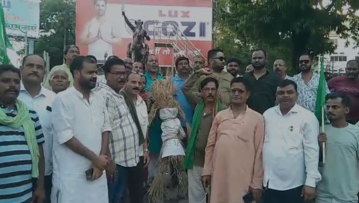 झामुमो ने भाजपा सांसद निशिकांत दुबे का पुतला किया दहन, कहा -सांसद और भाजपा की मंशा बांग्लादेशी को झारखंड में शामिल करना