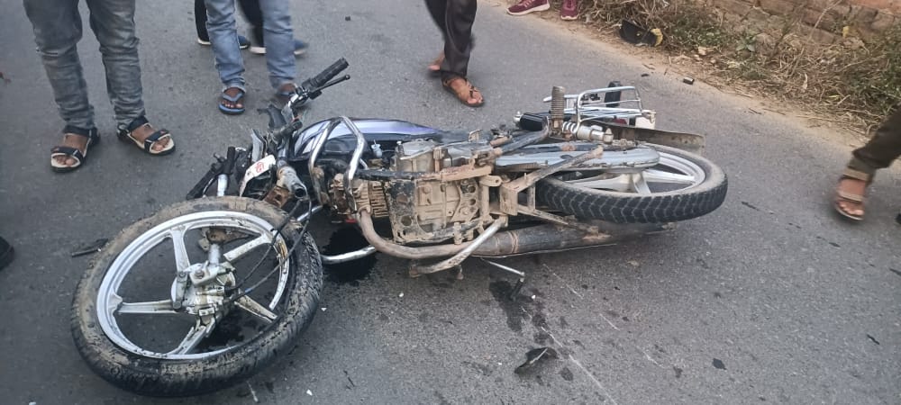 सड़क दुर्घटना में एक ही बाइक पर सवार चार युवकों में एक मौत, तीन गंभीर