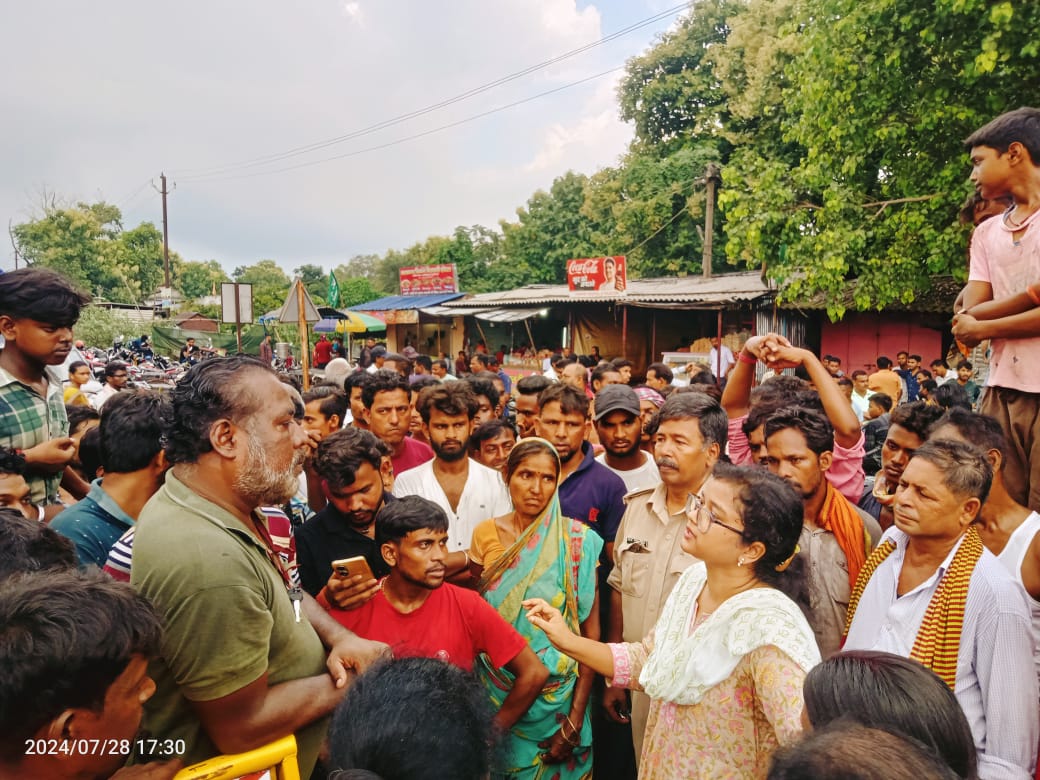 Dumka News : चाय दुकानदार को थाना ले जाकर पुलिस ने पीटा,पूछने पर युवक की माँ और पत्नी की भी पिटाई,घंटों सड़क जाम   