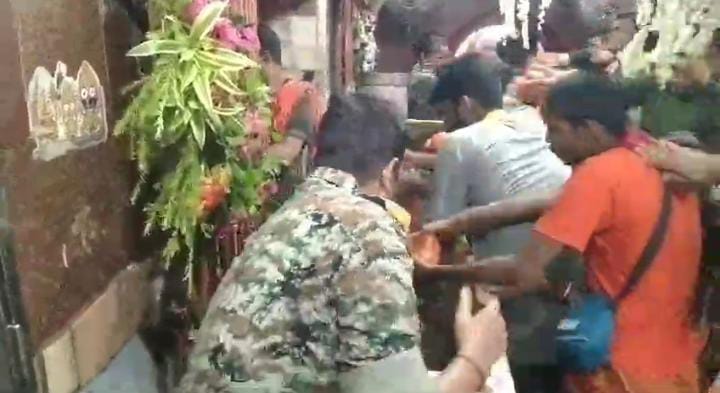 दुमका: सावन की दूसरी सोमवारी पर बासुकीनाथ धाम में उमड़ा आस्था का जनसैलाब, कड़ी सुरक्षा के बीच भक्त कर रहे हैं जलार्पण