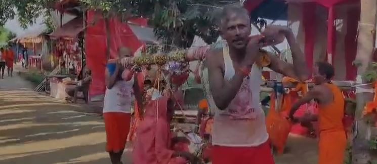 कलयुग के श्रवण कुमार बहंगी में अपनी बूढ़ी मां को बैठाकर बाबाधाम की यात्रा पर निकलें, लोग कर रहे प्रशंसा