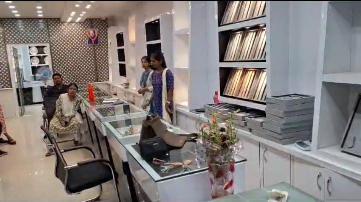 गुमला में बेखौफ हुए अपराधी! दिनदहाड़े ज्वेलरी शॉप के मालिक को मारी गोली, लूट में असफल होने पर दिया घटना को अंजाम