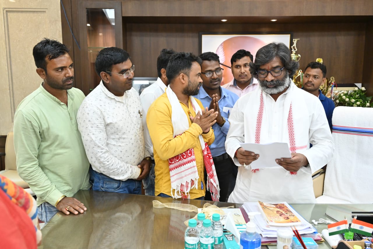 हेमंत के आश्वासन के बाद नरम पड़े पंचायत सचिवालय स्वयं सेवक , आंदोलन से हटे पीछे