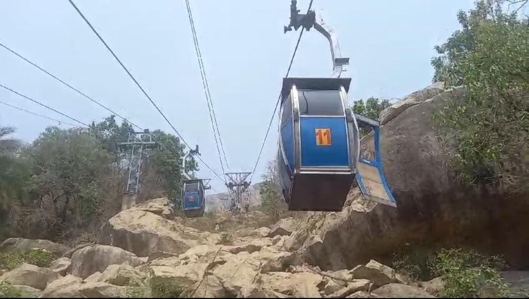 देवघर: हज़ारों श्रद्धालु त्रिकुट पहाड़ से मायूस होकर क्यों लौट रहे है,जानिए वजह