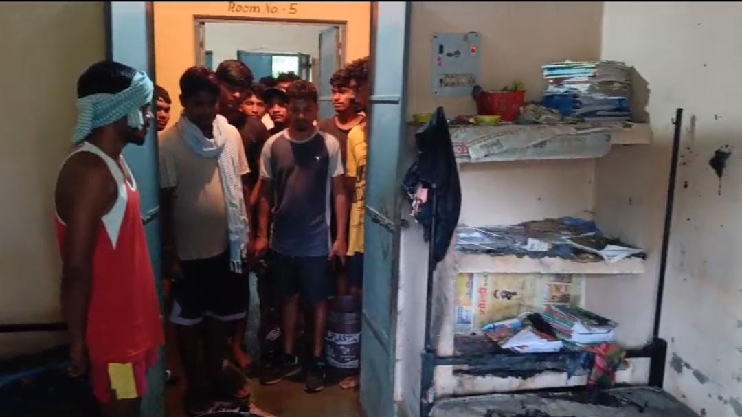 दुमका के आदिवासी कल्याण छात्रावास में गैस सिलेंडर से फिर लगी आग, छात्रावास में रसोई घर और रसोइया की मांग के बावजूद प्रशासन बेखबर