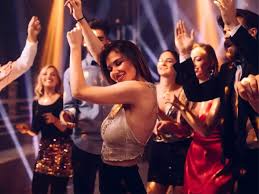 नाइट पार्टी में जाने से पहले ड्रेस को लेकर है कंफ्यूज, इन कलर के आउटफिट्स को करें ट्राई, लुक से नहीं हटेंगी नजरें