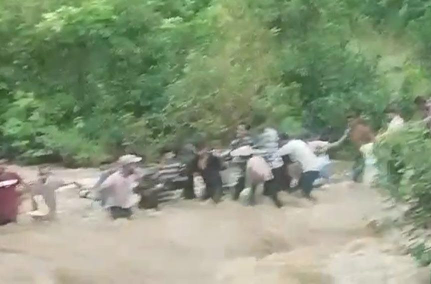 Bihar News:कशिश जलप्रपात की पहाड़ी नदी में फंसे दर्जनों लोग,पिकनिक मनाने के दौरान अचानक आयी बाढ़, जानें वहां की ताजा स्थिति